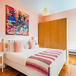 Bright & Beautiful Top Floor Graca Flat