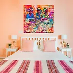 Bright & Beautiful Top Floor Graca Flat