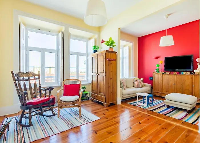 Bright & Beautiful Top Floor Graca Flat